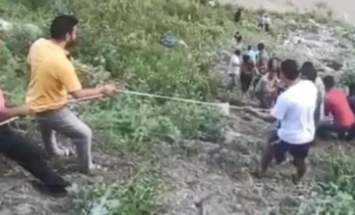 अलकनंदा नदी में समाया टेंपो ट्रैवलर,एक शव बरामद कई यात्री लापता, एसडीआरएफ जुटा रेस्क्यू में