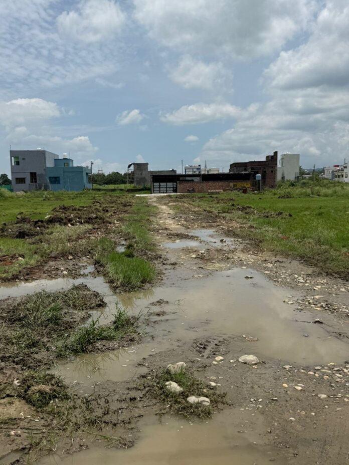 प्राधिकरण क्षेत्रान्तर्गत में एक ही व्यक्ति द्वारा अलग-अलग स्थानों में अवैध रूप से की जा रही प्लाॅटिंग पर संयुक्त सचिव गौरव चटवाल के आदेशों पर कार्यवाही करते हुये ध्वस्तीकरण की कार्यवाही की गयी