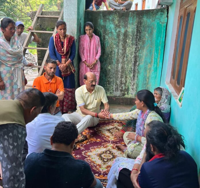 उत्तराखंड सरकार के कैबिनेट मंत्री एवं नरेंद्रनगर विधायक माननीय सुबोध उनियाल आज पोखरी क्षेत्र के कंडारी गाँव पहुँचे, जहाँ उन्होंने भोपाल (मध्यप्रदेश) में प्रशिक्षण के दौरान देश सेवा में शहीद हुए सैनिक विजय सिंह गुसांई जी के परिजनों से भेंट कर गहरी संवेदना एवं सांत्वना व्यक्त की