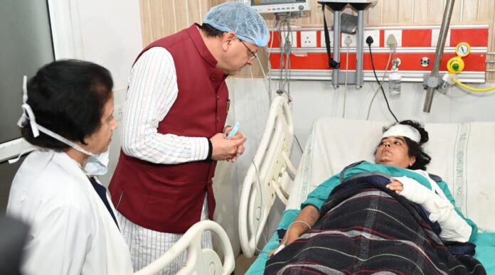 सीएम धामी पहुंचे एम्स ऋषिकेश, रुद्रप्रयाग बस दुर्घटना में घायल यात्रियों का हाल-चाल जाना