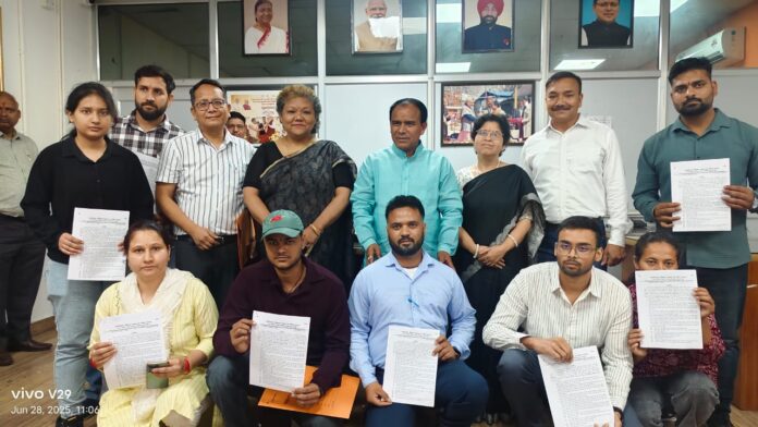 स्वास्थ्य विभाग में 9 मृतक आश्रितों को मिली नौकरी विभागीय मंत्री डॉ. धन सिंह रावत ने बांटे नियुक्ति पत्र