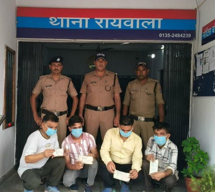 अवैध रूप से सट्टा खिलाने/खेलने वाले 04 अभियुक्तो को दून पुलिस ने किया गिरफ्तार