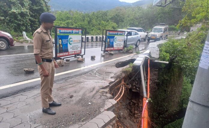 देर रात्रि से लगातार हो रही भारी बरसात की दृष्टिगत एसएसपी देहरादून हर स्थिति की स्वयं कर रहे हैं मॉनिटरिंग