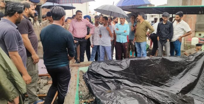 भारी बरसात के कारण कारगी ग्रांट क्षेत्र में नदी किनारे बने दो मकान गिरे