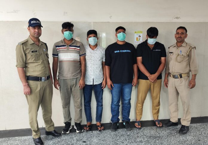 स्पा सेंटर की आड़ में चल रहे जिस्म फरोसी के धंधे का दून पुलिस ने किया पर्दाफाश