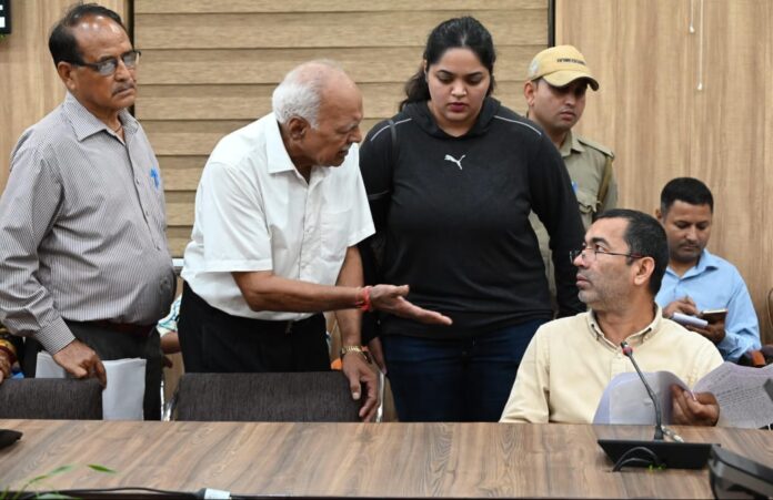 जिलाधिकारी सविन बसंल के निर्देशों के अनुपालन में अपर जिलाधिकारी प्रशासन जयभारत की अध्यक्षता में जनता दर्शन जनसुनवाई कार्यक्रम का आयोजन किया