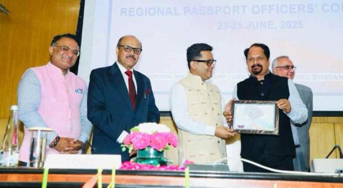 विजय शंकर पांडेय, क्षेत्रीय पासपोर्ट अधिकारी, देहरादून को उत्कृष्ट प्रदर्शन के लिए विशेष मान्यता पुरस्कार