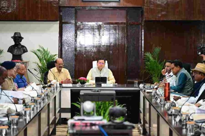 मुख्यमंत्री ने वन विभाग के अधिकारियों को वनों के संरक्षण के साथ ही वन संपदाओं को लोगों की आजीविका से जोड़ने की दिशा में विशेष प्रयास करने के दिए निर्देश