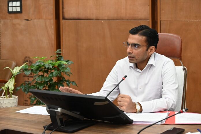 एक्शन में देहरादून के डीएम सविन बंसल, बुर्जुग को सताने वाले कानूनगो को किया निलंबित