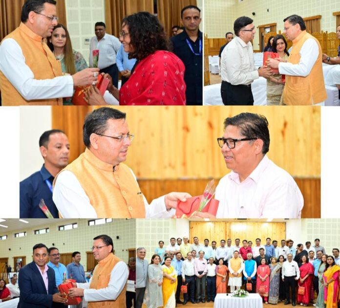 सीएम धामी ने राष्ट्रीय डॉक्टर्स डे के अवसर पर मुख्यमंत्री आवास में प्रदेशभर से आए चिकित्सकों को सम्मानित किया