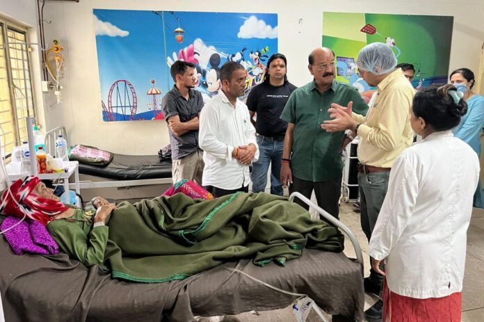 कैबिनेट मत्री सुबोध उनियाल ने नरेंद्रनगर चिकित्सालय पहुंचकर जाजल-फकोट मार्ग पर हुई दुर्घटना में घायल व्यक्तियों का हालचाल जाना