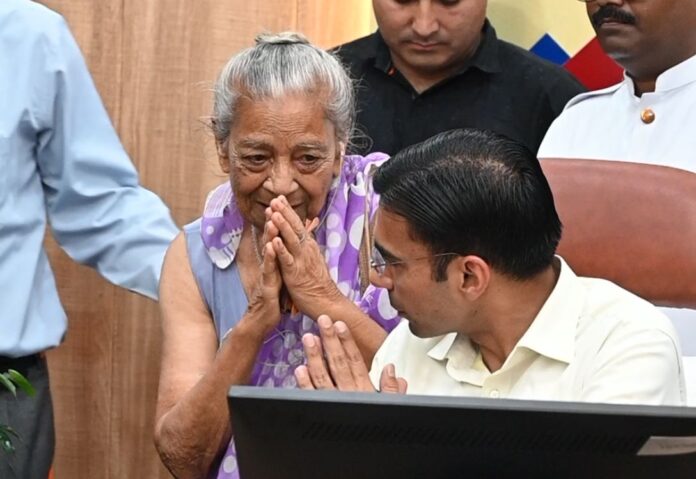 बुजुर्ग माता-पिता से गिफ्ट डीड में बंगला बिजनेस अपने नाम कर; उनको घर से बाहर खदेड़ रहा था अपना ही बेटा