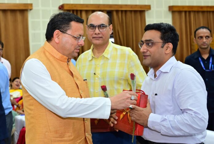 श्री महंत इन्दरेश अस्पताल के वरिष्ठ काॅर्डियोलाॅजिस्ट डाॅ साहिल महाजन को मुख्यमंत्री धामी ने किया सम्मानित