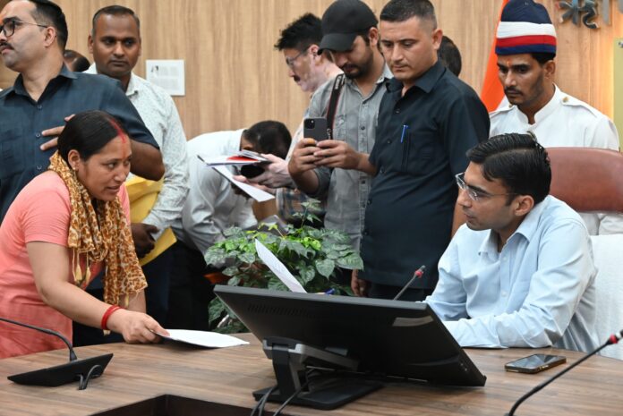 डीएम ने पकड़ा भीषण खेल, एक ही व्यक्ति ने गुमराह कर दो बार विक्रय कर दी टिहरी बांध प्रभावितों को भूमि