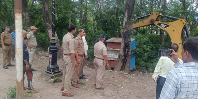 अवैध अतिक्रमण के विरूद्ध दून पुलिस की कार्यवाही