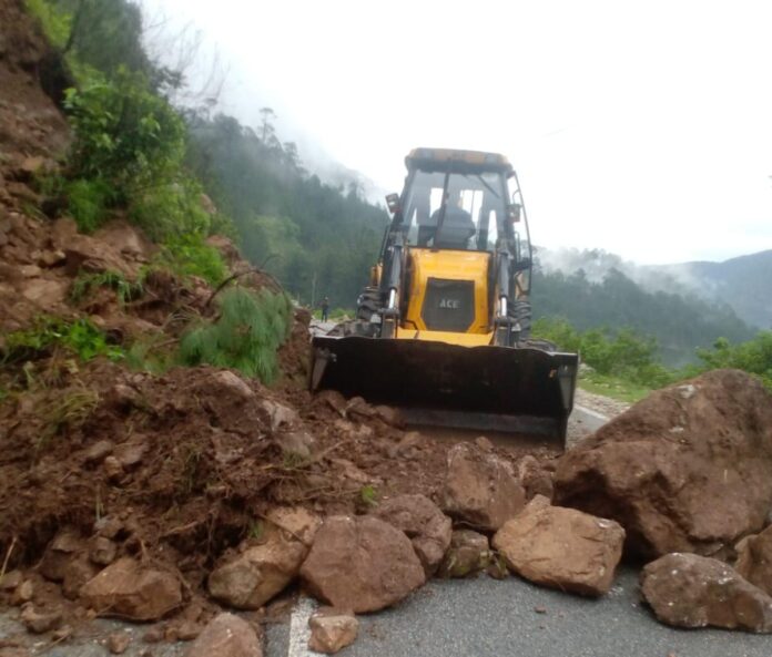 उत्तरकाशी गंगोत्री यमुनोत्री राष्ट्रीय राजमार्ग कई जगह से बाधित