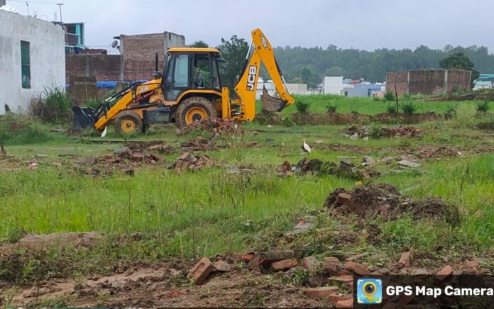 प्राधिकरण क्षेत्रान्तर्गत, विभिन्न स्थानों देहरादून,ऋषिकेश में की जा रही प्लाॅटिंग व अवैध निर्माणों आदि पर ध्वस्तीकरण की कार्यवाही की कारवाही की गई