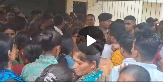 अधेड़ और उसके अज्ञात साथी के नाबालिग से छेड़छाड़ मामले में गिरफ्तारी नहीं होने पर आक्रोशीत महिलाओं और क्षेत्रवासियों ने थाने का घेराव किया