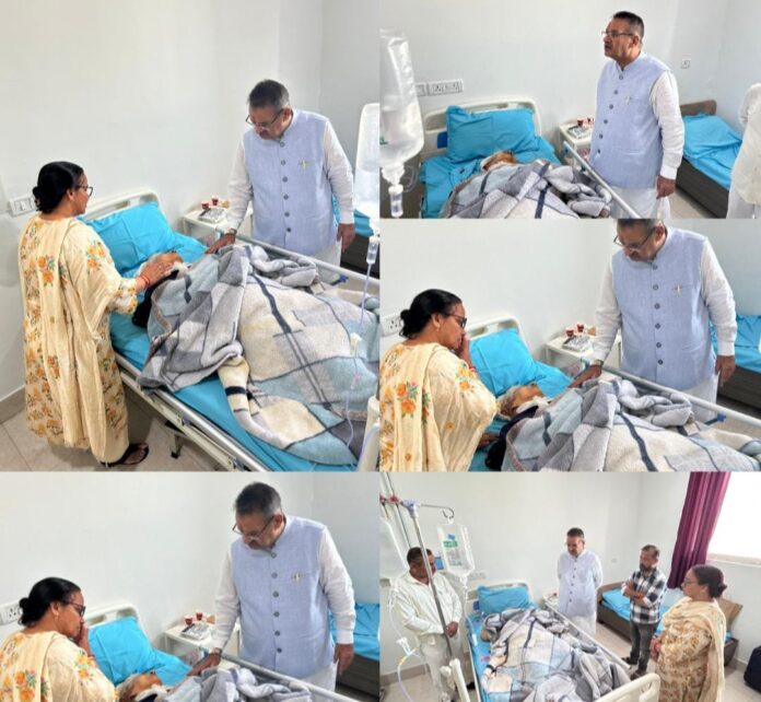 राॅटविलर कुत्तों के हमलें से सिर, हाथ और पैर पर कई जगह टांके, हाथ की हड्यिां टूटींसोमवार को श्री महंत इन्दिरेश अस्पताल में हाथ का आपरेशन हुआ