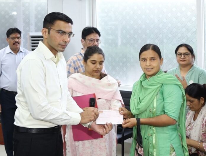 मुख्यमंत्री की प्रेरणा से रायफल फंड से 06 असहाय, निर्बल लोगों को आज डीएम ने प्रदान की 1.50 लाख की आर्थिक सहायता