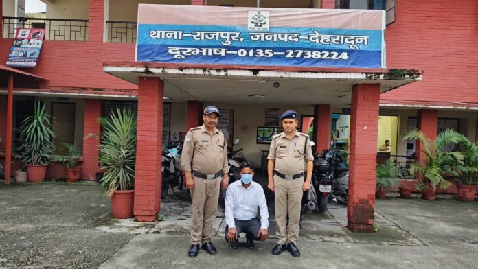 राजपुर क्षेत्र में खतरनाक नस्ल के कुत्तों द्वारा बुजुर्ग महिला पर हमला किये जाने की घटना में पुलिस द्वारा कुत्तों के मालिक को लिया हिरासत मे, की जा रही वैधानिक कार्यवाही।