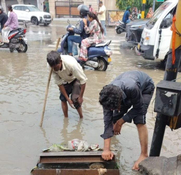 जिला प्रशासन की क्यूआरटी बारिश के दौरान रही सक्रिय प्रिंस चौक पर जलभराव की स्थिति में क्यूआरटी टीम ने सक्रियता से जल भराव के कारक को तत्काल किया दूर
