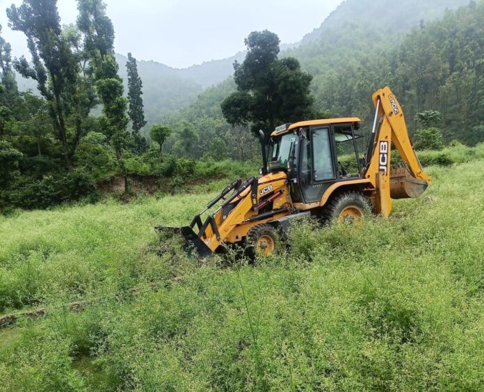 एमडीडीए एक्शन मोड पर क्षेत्रान्तर्गत, विभिन्न स्थानों देहरादून सहस्त्रधारा रोड में की जा रही प्लाॅटिंग पर ध्वस्तीकरण व डोईवाला क्षेत्र में किये जा रहे अवैध निर्माण सीलिंग की कार्यवाही की गयी