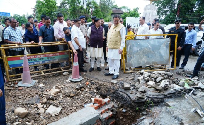 सीएम पुष्कर सिंह धामी ने देहरादून में रायपुर क्षेत्र के अंतर्गत अतिवृष्टि से प्रभावित क्षेत्रों का स्थलीय निरीक्षण किया