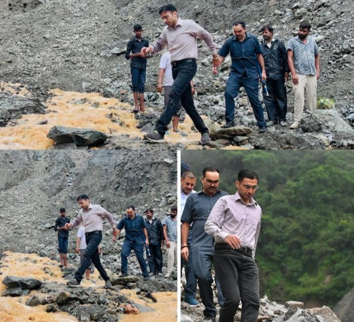 जिला प्रशासन ने 24 घंटे भीतर तैयार कराया आपदाग्रस्त बटोली गांव में दूसरा वैकल्पिक रास्ता; पहले रास्ते की तुलना में छोटा है नया रास्ता