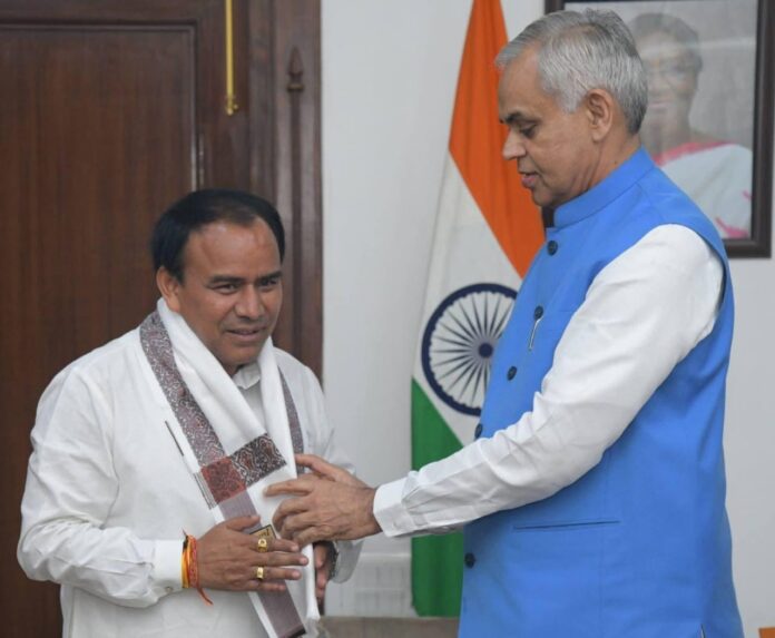 गुजरात के राज्यपाल से मिले कैबिनेट मंत्री डॉ धन सिंह रावत