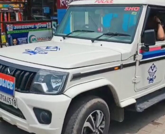 कावड़ यात्रा पर आए शिवभक्तों का स्वागत करती दून पुलिस