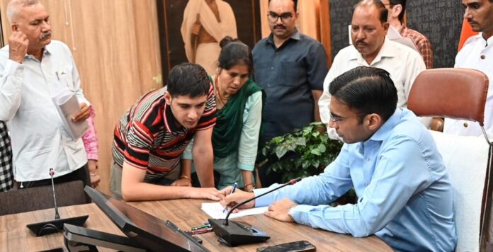 सीएम की प्रेरणा से डीएम जन दर्शन निर्णायक फैसलों से जन के लिए न्याय, शिक्षा, सहायता की ओर अग्रसर