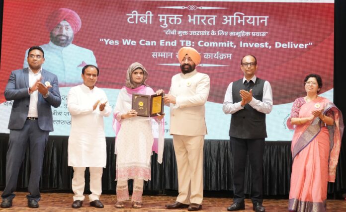 राज्यपाल ने टीबी मुक्त भारत अभियान में उत्कृष्ट योगदान देने वाले लोगों को किया सम्मानित