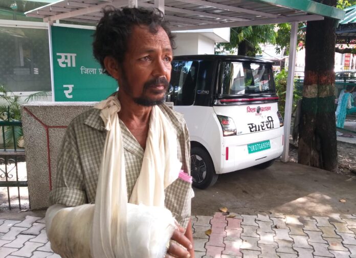 डीएम सविन ने एक बार फिर पेश की मानवता की मिसाल, असहाय, अनाथ और लाचार राजू को दिया सहारा,