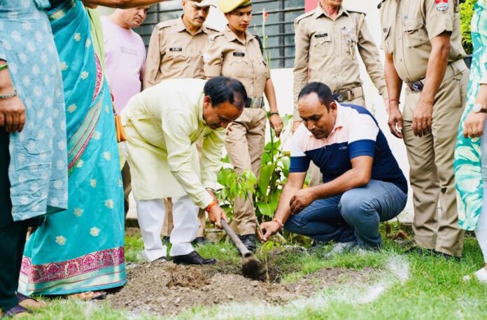 हरेला पर्व पर शिक्षा विभाग ने रोपे 1.5 लाख से अधिक पौधे