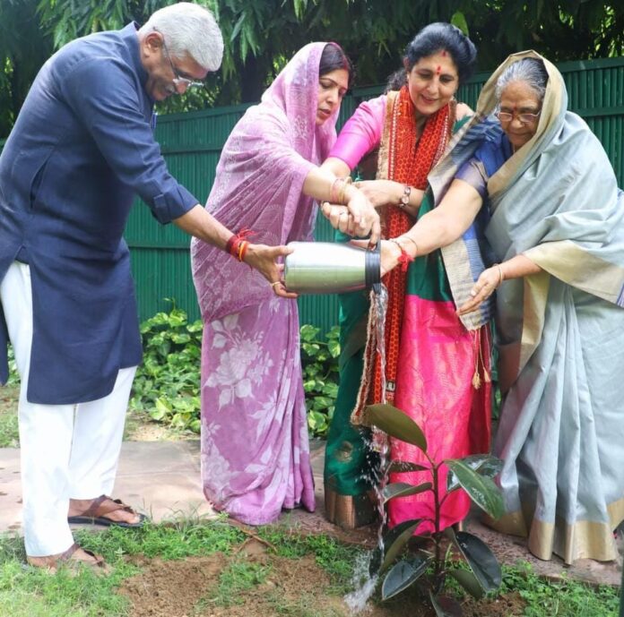 एक पेड़ माँ के नाम” — मधु भट्ट के नेतृत्व में दिल्ली में भी हरेला की हरियाली,केंद्रीय संस्कृति मंत्री गजेंद्र सिंह शेखावत के साथ मिलकर पौधारोपण किया