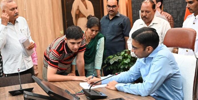 विशेषाधिकार का प्रयोग कर डीएम ने देषी इंस्पेक्टर पिता का शस्त्र लाईसेंस किया निलम्बित; एसएसपी को असलहा जारी करने के हुए आदेश