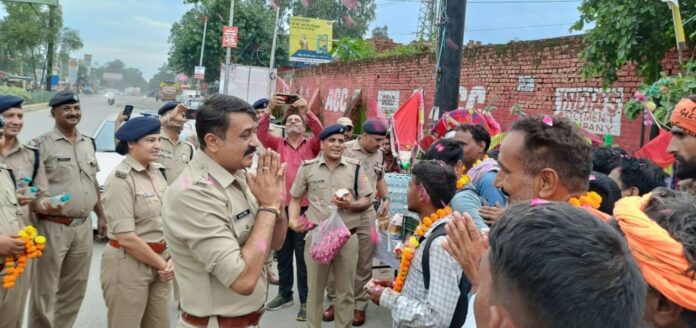 एसएसपी देहरादून ने कांवड़ मेले में आये श्रद्धालुओं को फूल माला पहनाकर किया स्वागत