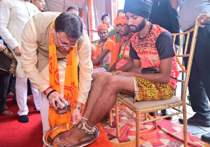 मुख्यमंत्री पुष्कर सिंह धामी ने ओम पुल में आयोजित कार्यक्रम में कावंडियों के पांव धोकर (प्रक्षालन) कावंडियों/शिव भक्तों का किया स्वागत किया