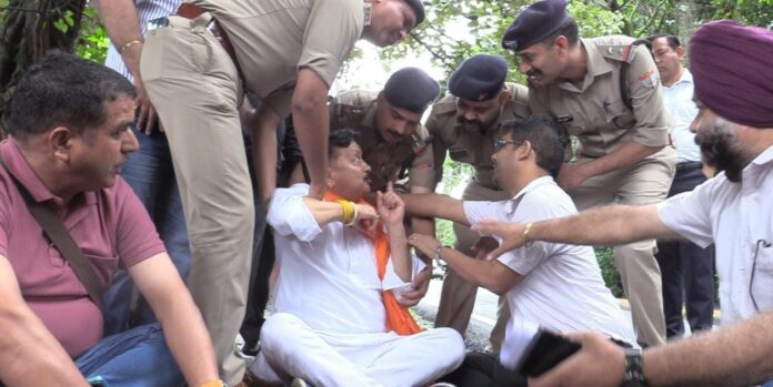 लोकतंत्र का गला घोंट रही है सरकार: करन माहरा राज्यपाल प्रमुख विपक्षी दल को नहीं दे रहे मिलने का समय