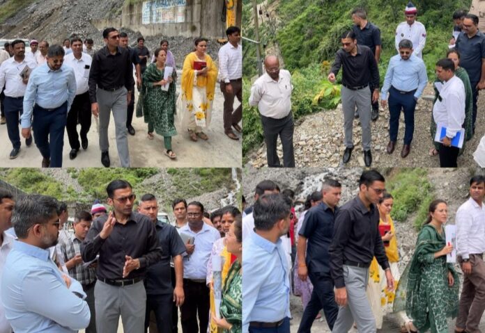 वर्षाकाल में ग्राउण्ड जीरो पर डीएम सविन बंसल; जाना दुर्गम क्षेत्र के लोगों का हाल