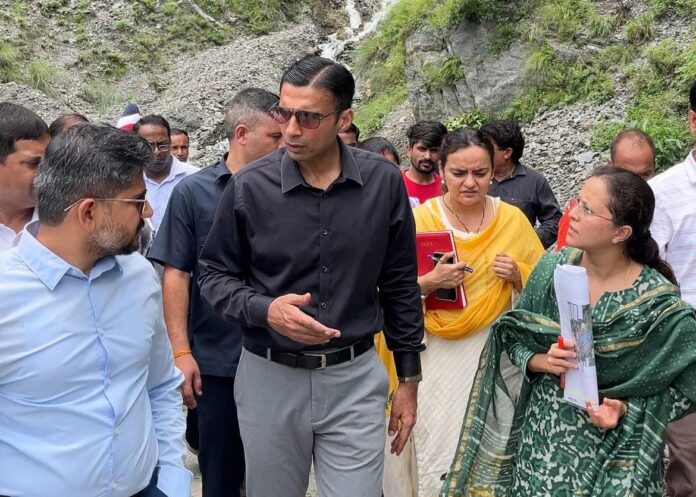 मुख्यमंत्री पुष्कर सिंह धामी का संकल्प ‘अंतिम छोर पर बैठे व्यक्ति के समस्या का हो निवारण’ को साकार करने ग्राउंड जीरो पर पहुंचते है डीएम सविन