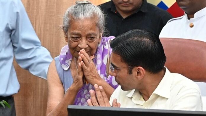 विगत दिवस डीएम ने पीड़ित बुजुर्ग दम्पति द्वारा बेटे को दिए गए बंगला बिजनेस की गिफ्ट डीड की थी रद्द