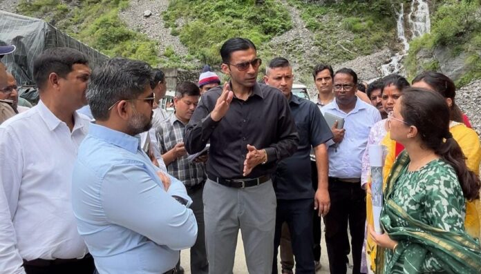 ग्राउंड जीरो से डीएम ने वापिस लौटते ही आपदा में प्रदत्त विशेष शक्तियों के अन्तर्गत स्टेबलाईजेशन का किया आदेश जारी