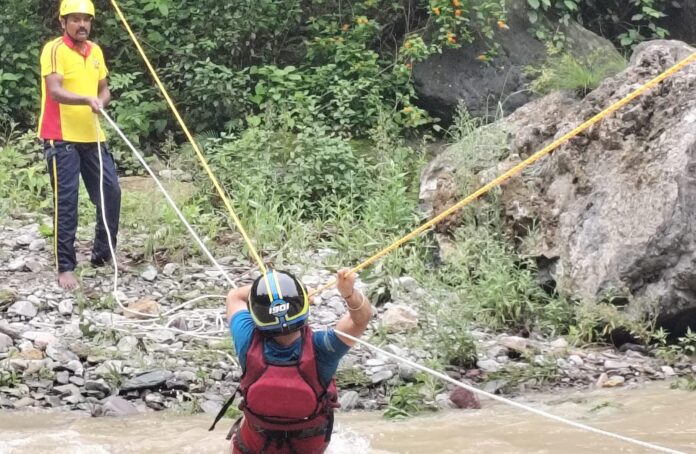 जनपद पौड़ी, सतपुली में SDRF उत्तराखंड द्वारा नदी किनारे फंसे तीन युवकों को सकुशल किया रेस्क्यू