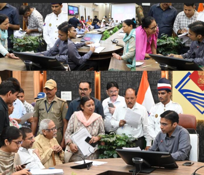 भारी वर्षा के बीच भी जनमन का आस्था मय विश्वास जनदर्शन पर बरकार; भीषण वर्षा में भी बड़ी संख्या में पंहुचे फरियादी