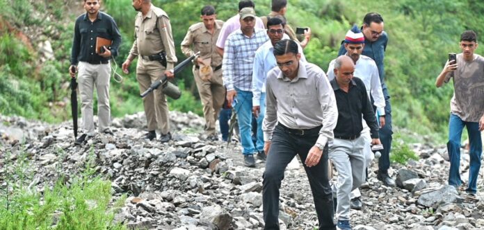 आपदाग्रस्त क्षेत्र बटोली की वर्षो पुरानी लो वोल्टेज, अल्प पेयजल श्राव की समस्या का डीएम ने किया अब स्थायी समाधान; 5.98 लाख के स्वीकृति चैक जारी