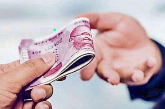 रिश्वत लेते हुए रंगे हाथ पकड़े गए मंडी समिति काशीपुर के प्रभारी सचिव – सतर्कता विभाग की कार्रवाई