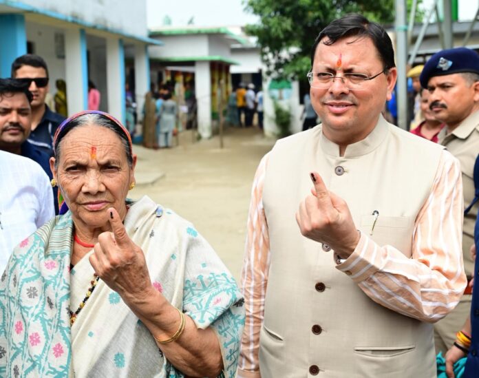 धामी ने त्रिस्तरीय पंचायत चुनाव में राजकीय आदर्श प्राथमिक विद्यालय नगला तराई, जिला ऊधमसिंह नगर में बूथ न0 3 पर लाईन में लगकर मतदान किया।
