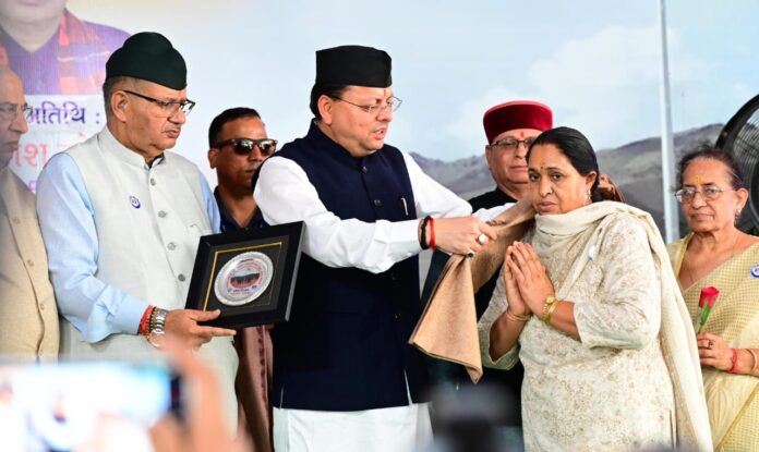 मुख्यमंत्री ने कारगिल विजय दिवस पर शहीद स्मारक पर पुष्प चक्र अर्पित कर शहीद को दी श्रद्धांजलि